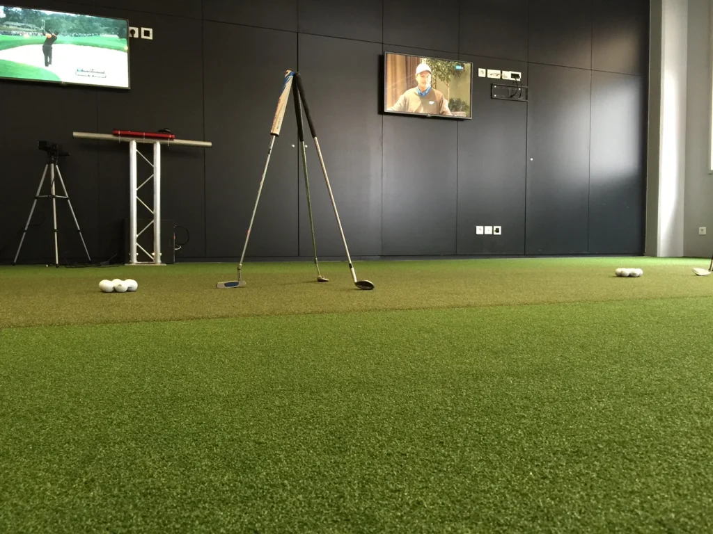Indoor artificial turf putting area