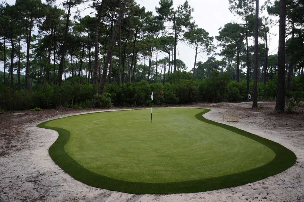 Green closed by an artificial turf green border